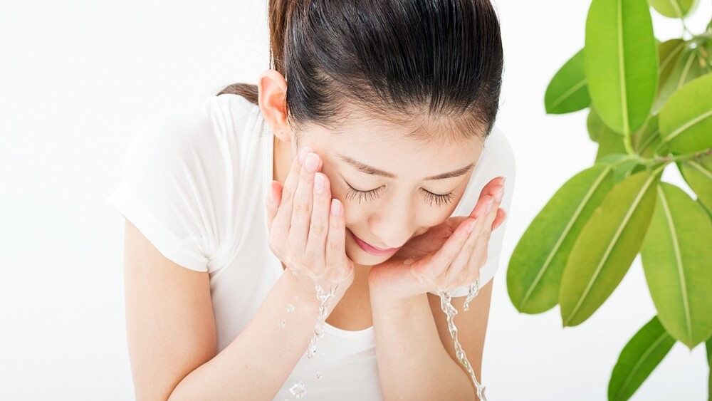 インナードライの洗顔方法⑦ぬるま湯で洗い流す
